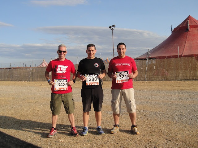 Con los dorsales en la IDM 2012 Starter. No sabíamos lo que nos esperaba...