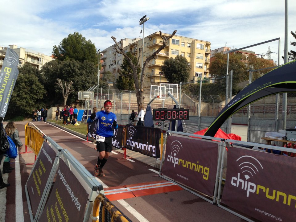 Manu, autor de la crónica, entrando en meta