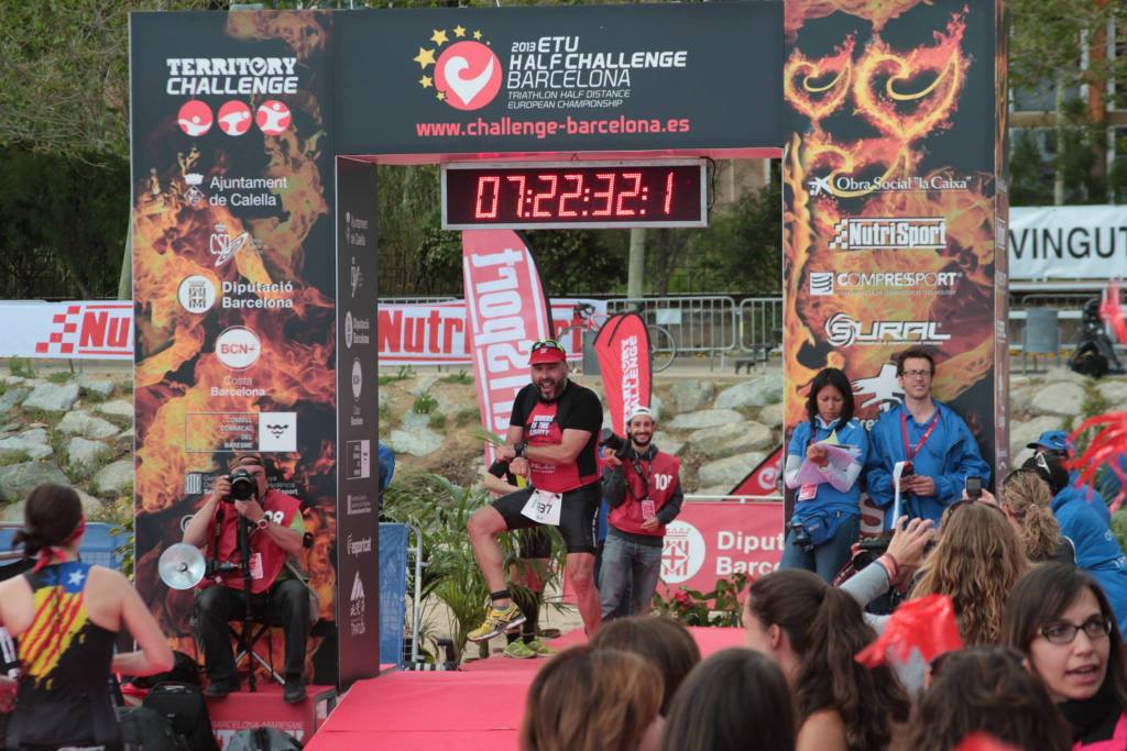 Sergi haciendo "El baile de la victoria" en su entrada en meta