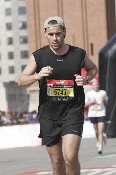 Jordi en su llegada a meta en el Maratón de Barcelona de 2008