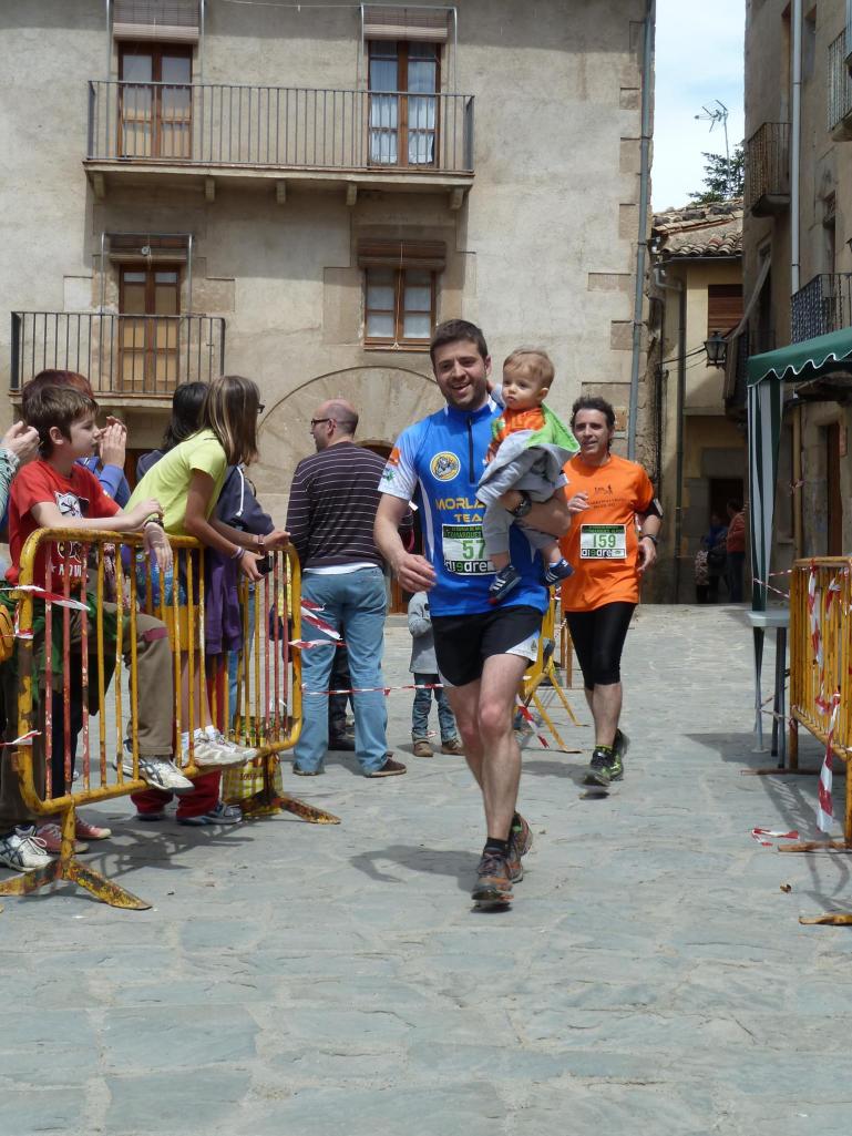 David Belenguer entrando en meta con Daniel en brazos