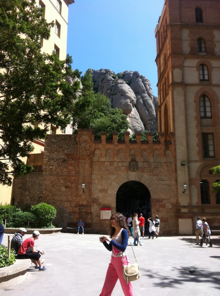 Entrada a la plaza de Montserrat. No tengo ni idea de quien es la turista...