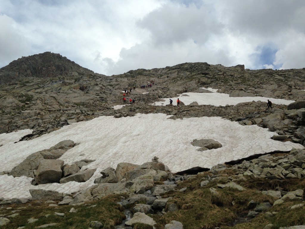 Imagen de los corredores bordeando las palas antes de llegar al collado de la Plana