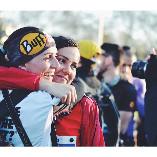La amistad se potencia tras el sufrimiento del maratón. Rakel y Miriam del WITL? tras cruzar Miriam la meta.