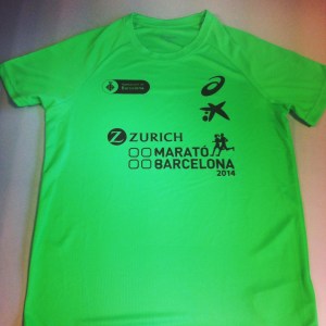 La camiseta que ha desatado  la indignación de los inscritos en el Marató de Barcelona