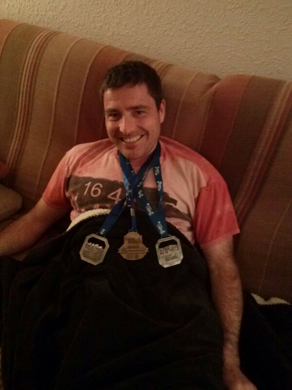 Jose en el sofa con sus tres medallas de finisher. Ya van tres Jose, pero creo que habrá un cuarto...