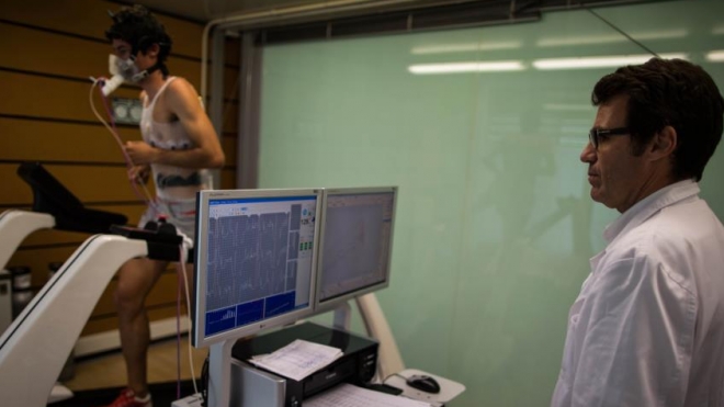 Kilian Jornet pasando una prueba de esfuerzo