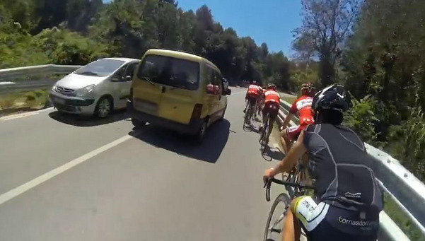 Imagen del vídeo de como NO se debe adelantar a un grupo de ciclistas. 