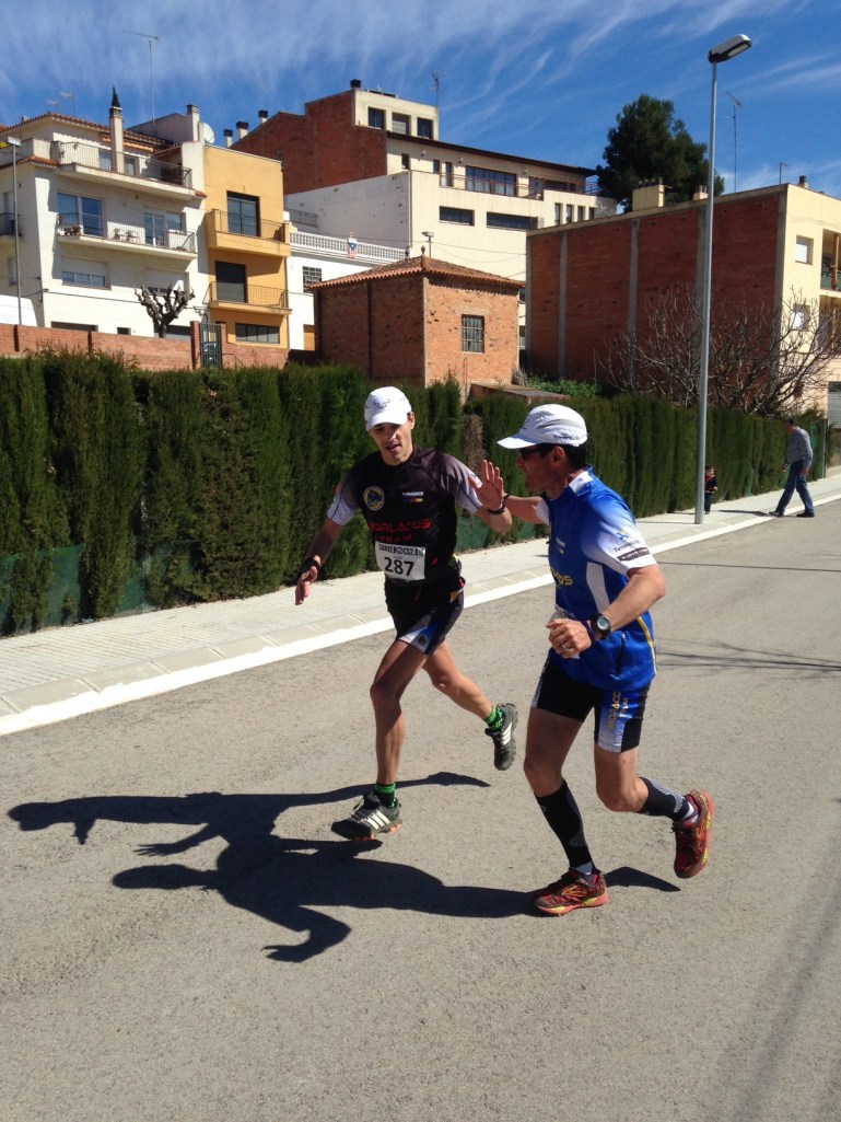 Albert acompañando a Cesar a entrar en meta