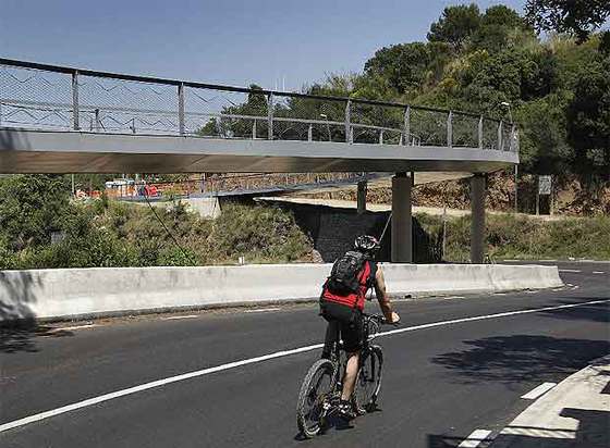 Uno de los puentes que construyeron hace unos años para salvar la Ctra. de la Rabassada.