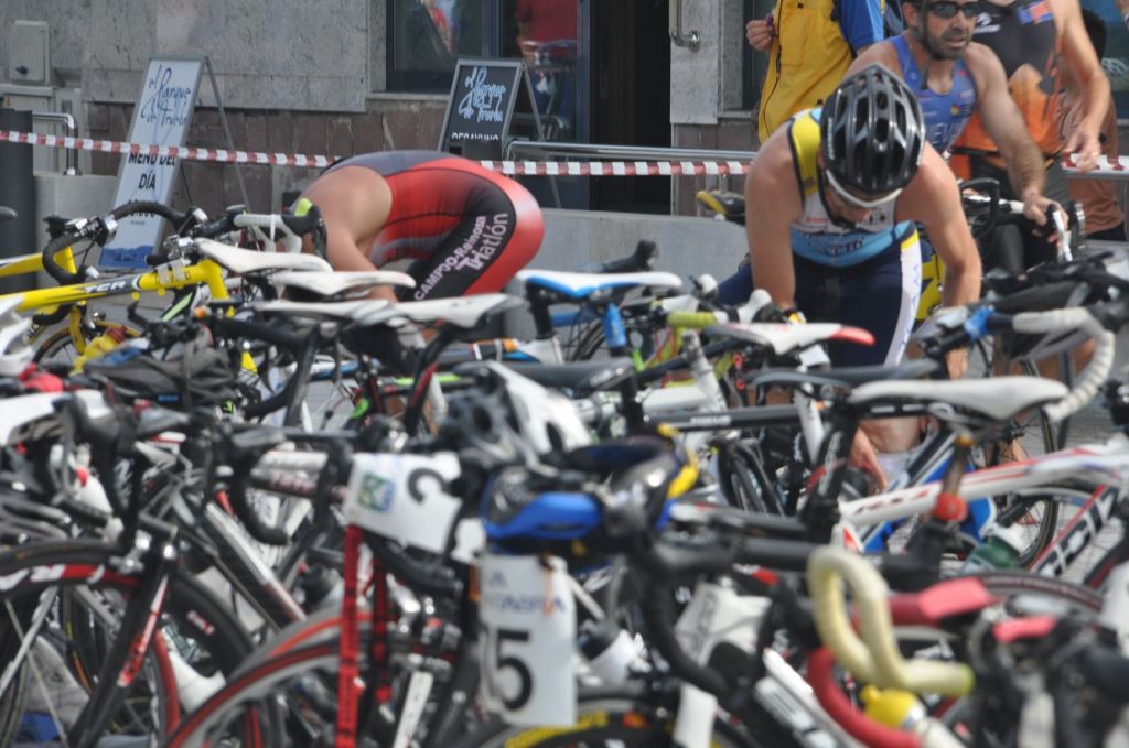 Entre que sales del agua y te subes a la bici, toca recuperar el equilibrio.