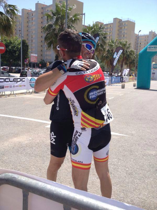 Esteban y Jose abrazándose en la llegada