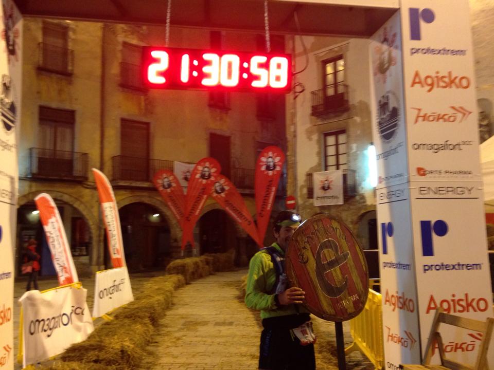 La foto de entrada en meta con el escudo de madera "a lo vikingo"