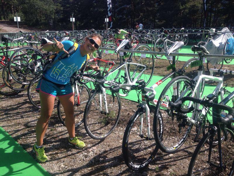 MIreya dejando la bici el sábado.
