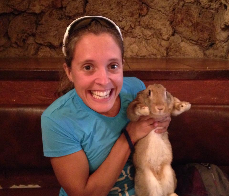 Mireya con el conejo Dori...