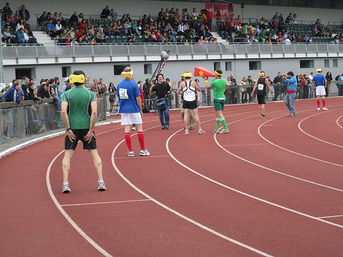 Participantes en una prueba en pista, con la "chichonera"