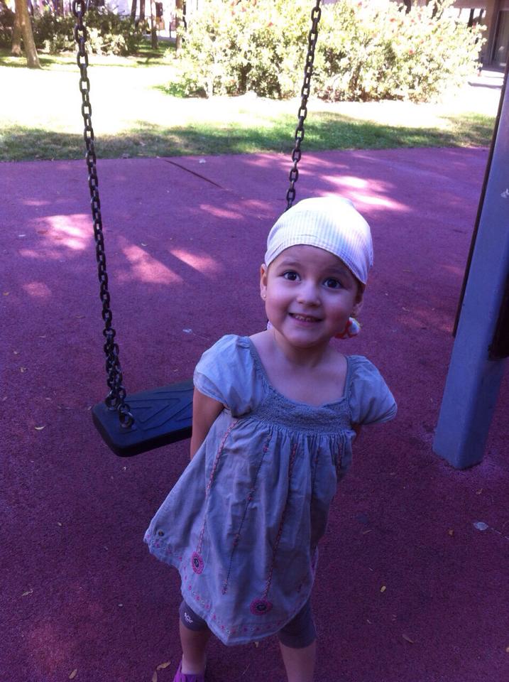 Andrea jugando en el parque.