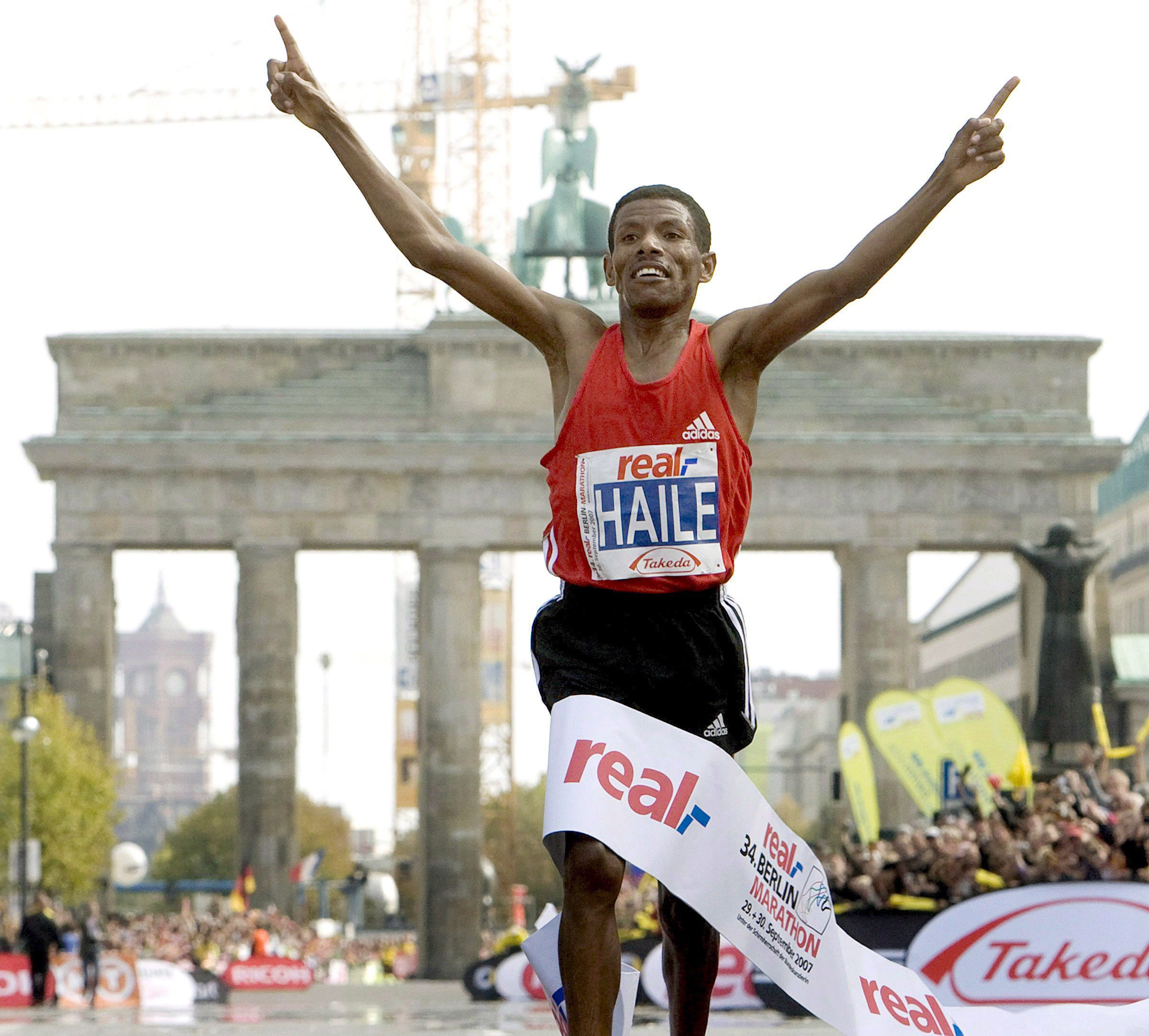 DOCU_GRUPO HAILE GEBRSELASSIE NO CORRERÁ LA MARATÓN A CAUSA DE LA POLUCIÓN